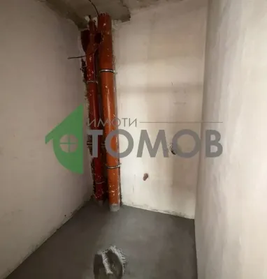 Spacious 4-Bedroom Apartment in Secure Azimov Complex, Stara Zagora - Image 3