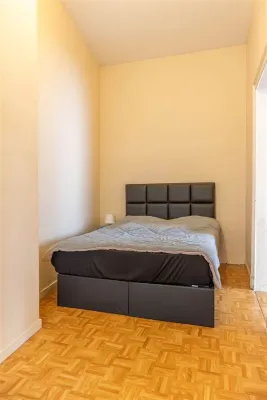 Spacious 2-Bed Apartment in Schaarbeek's Botanique/Sainte-Marie District - Image 4