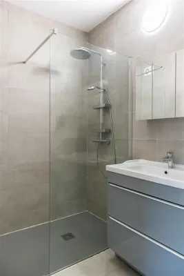 Spacious Apartment with Garage, Quiet Location Near Uccle Amenities - Image 2