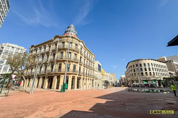 Historic Apartment in Almería - 3 Bedrooms, 2 Bathrooms, Elevator - Image 5
