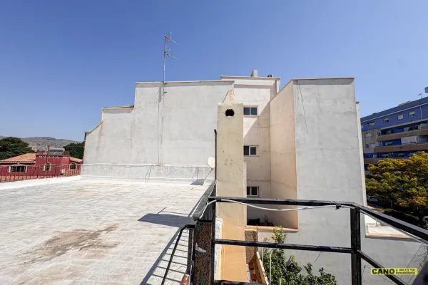 Bright 5BR Apartment in Almería - €179k - Image 3