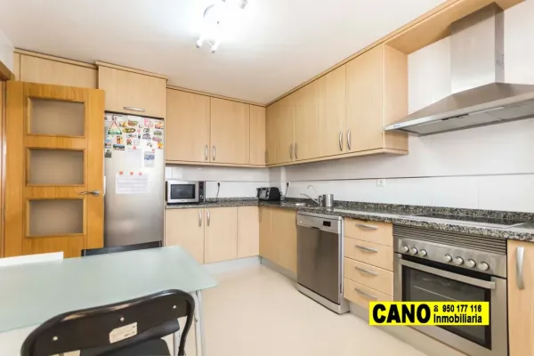 Spacious Triplex in Villablanca, Almería - 5 Bedrooms, 3 Bathrooms - Image 4
