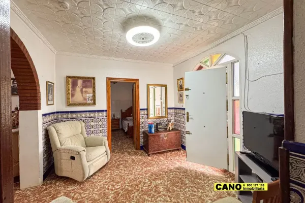 Spacious 4-Bedroom House in Viator with Porch and Garden for Sale - Image 3