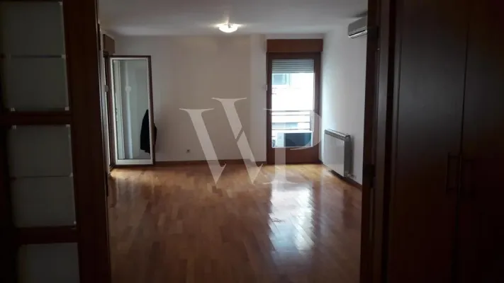 Spacious 3BR Apartment with Garage in Belgrade's Vračar District - Image 1
