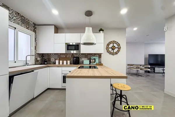 Spacious, Renovated Apartment with Stunning Sea Views in Almería - Image 1