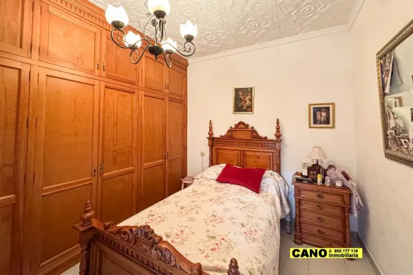 Spacious 4-Bedroom House in Viator with Porch and Garden for Sale - Image 5