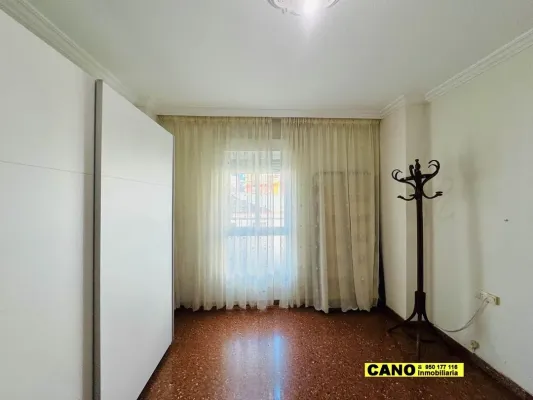 Spacious 4-Bedroom Apartment with Terrace in Almería, Spain - Image 4