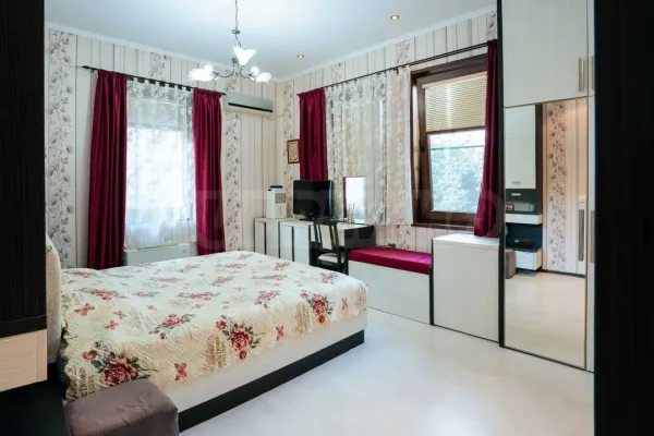 Spacious Apartment Near "Troika" Square, Burgas - Image 1