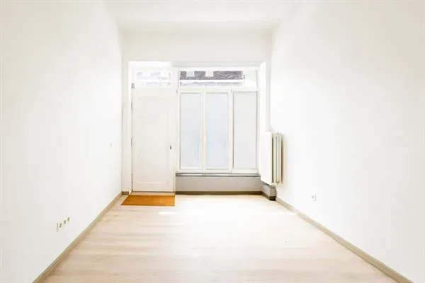 Schaarbeek Triplex Apartment: Fully Renovated, No Charges! - Image 1