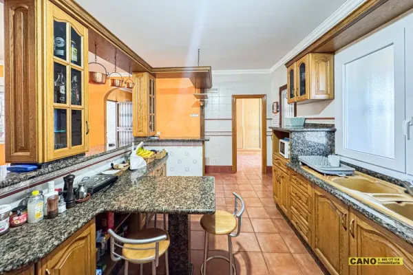 Spacious 4 Bedroom Chalet with Land in Tranquil Berja, Spain - Image 4