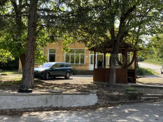 Charming House Near Dam with Lake Views in Poletkovtsi - Image 2