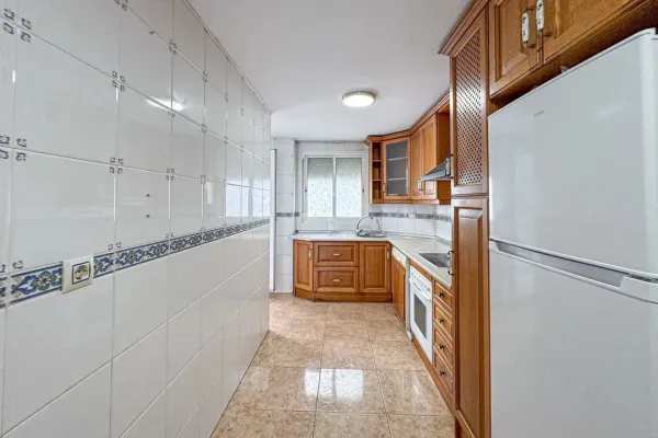 Spacious 3-Bedroom Apartment in Almería Capital with South-East Exposure - Image 1