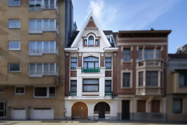 Elegant 1920s Mansion with Six Bedrooms in Etterbeek, Brussels - Image 1