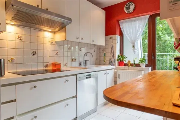 Bright Duplex Penthouse with Terrace in Green Ukkel, 3 Bedrooms - Image 2