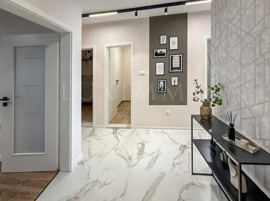 Stylish Two-Bedroom Apartment in Sadiyski District - Image 2