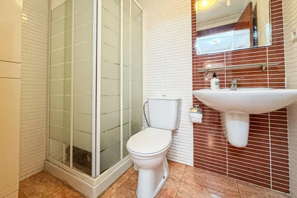 Spacious 3-Bedroom Apartment in Almería with Terrace & Garage - Image 1