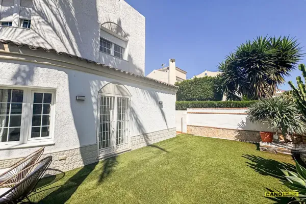 Chalet by the sea: 4 beds, pool! - Image 5