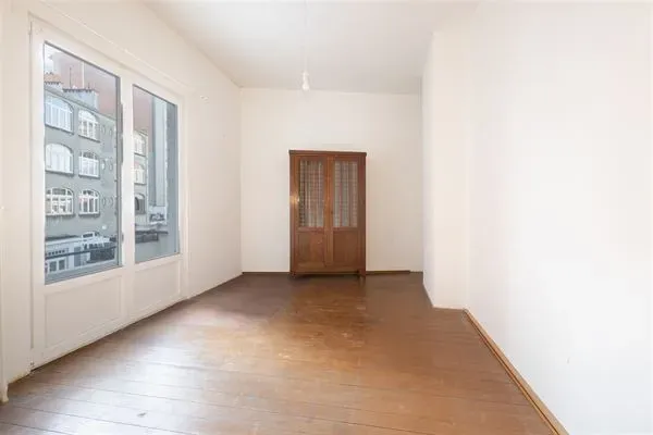 Elegant 1920s Mansion with Six Bedrooms in Etterbeek, Brussels - Image 5