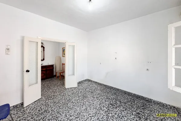 Bright 5BR Apartment in Almería - €179k - Image 1