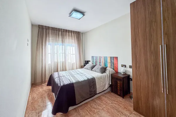 Spacious 3-Bedroom Apartment in Almería with Terrace & Garage - Image 4