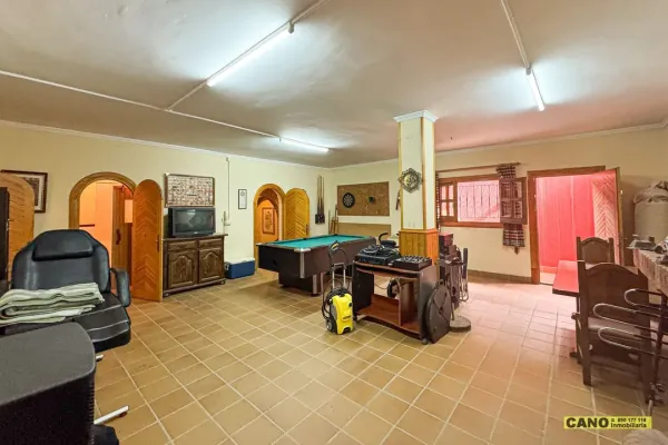 Spectacular Almería Chalet with Pool, Basement & Land Opportunity - Image 1