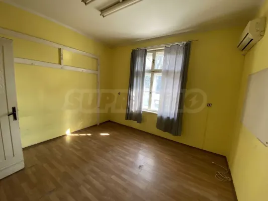 Spacious 4-Bedroom Apartment for Rent on Vidin's Main Street - Image 4