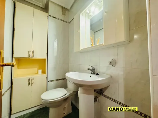 Spacious 4-Bedroom Apartment with Terrace in Almería, Spain - Image 1