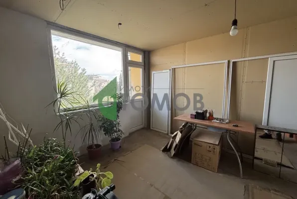 Spacious 3-Bedroom Apartment with Box in Stara Zagora - Image 3