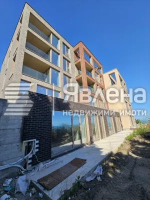 Luxury Apartment with Sea Views and Three Bedrooms in Varna - Image 2