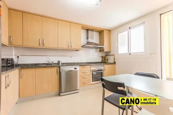 Spacious Triplex in Villablanca, Almería - 5 Bedrooms, 3 Bathrooms - Image 5