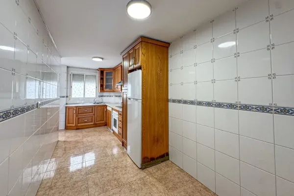 Spacious 3-Bedroom Apartment in Almería Capital with South-East Exposure - Image 4