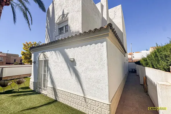 Chalet by the sea: 4 beds, pool! - Image 1