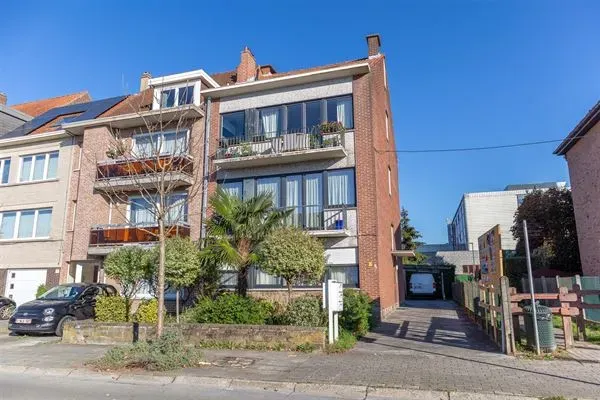 Spacious Apartment with Garage, Quiet Location Near Uccle Amenities - Image 3