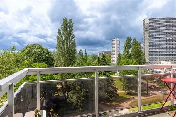 Spacious Anderlecht Apartment with Ponds Views & Garage Box - Image 3