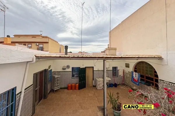 Spacious 4-Bedroom House in Viator with Porch and Garden for Sale - Image 4