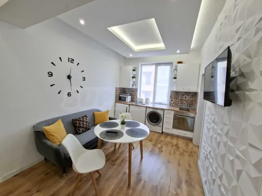 Stylish Varna Apartment: Central Location, Parking Included. - Image 3