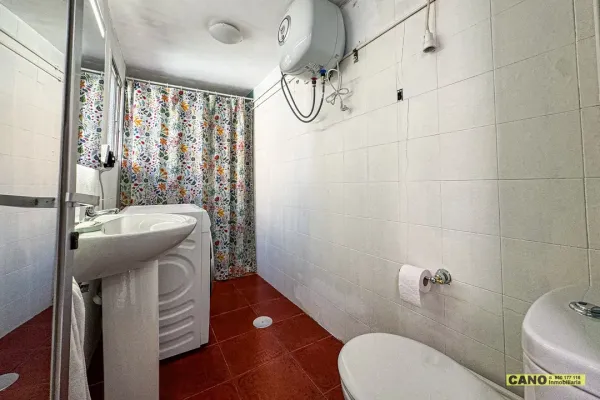 Spacious 5-Bedroom House in Almería with Stunning Terrace &amp; Dual Access - Image 1