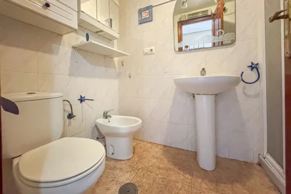 Spacious 3-Bedroom Apartment in Almería Capital with South-East Exposure - Image 5