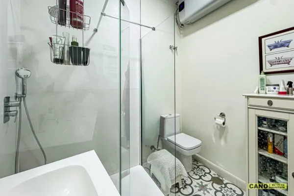 Historic Apartment in Almería - 3 Bedrooms, 2 Bathrooms, Elevator - Image 5