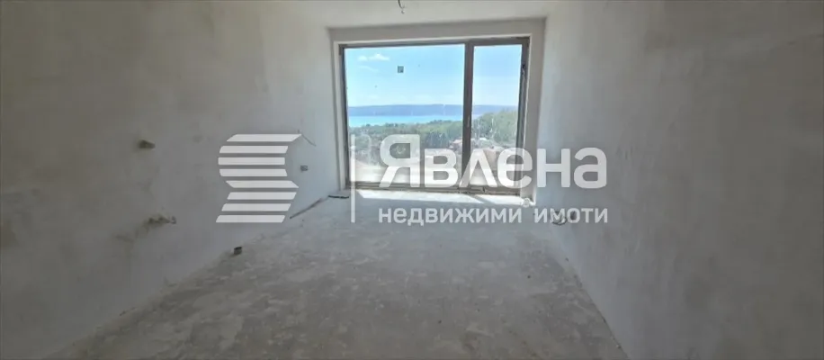 Luxury Apartment with Sea Views and Three Bedrooms in Varna - Image 2