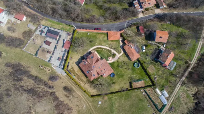 Luxury Lakeside House in Kovachevtsi - 5 Bedrooms, 1500m² Garden - Image 2