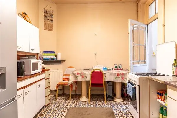 Spacious 2-Bed Apartment in Schaarbeek's Botanique/Sainte-Marie District - Image 3