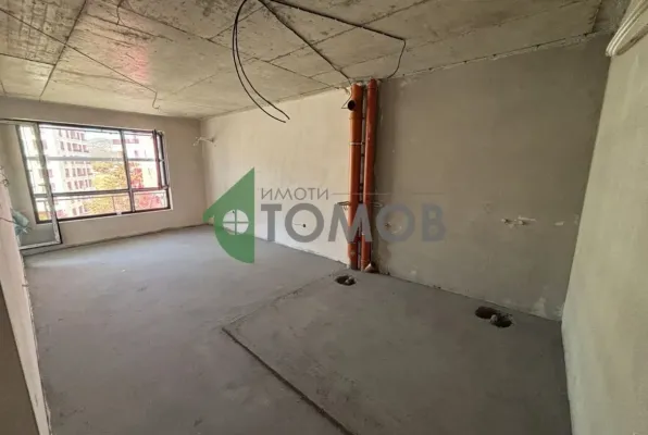 Spacious 4-Bedroom Apartment in Azimov Complex, Stara Zagora - Image 1