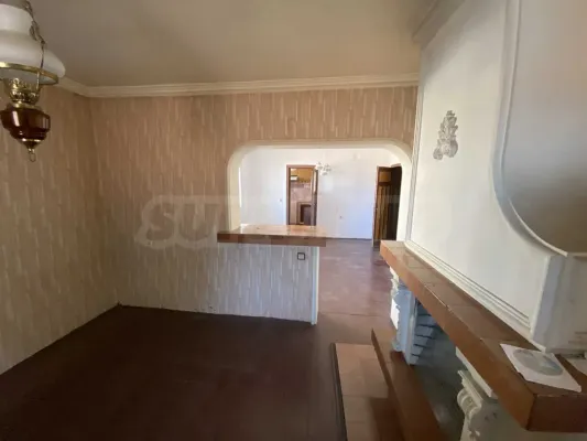 Spacious Apartment with Garage Near Clinic in Vidin, Bulgaria - Image 2