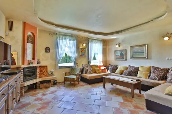 Luxury Lakeside House in Kovachevtsi - 5 Bedrooms, 1500m² Garden - Image 3