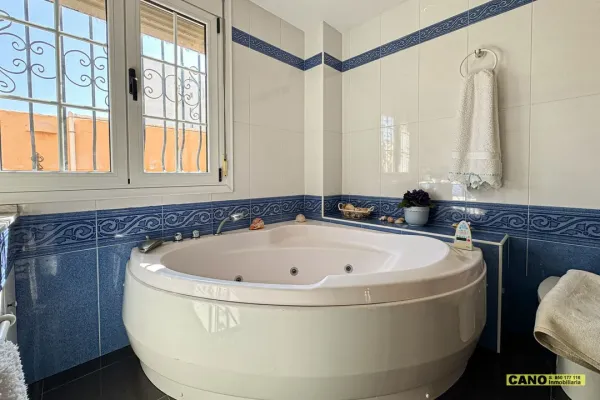 Spacious 3-Bedroom House with Elevator in Roquetas de Mar - Image 4