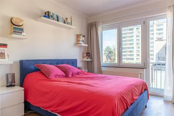 Renovated 2-Bedroom Apartment with Terrace - Elsene, Low Charges - Image 5