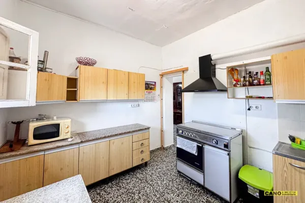 Bright 5BR Apartment in Almería - €179k - Image 1