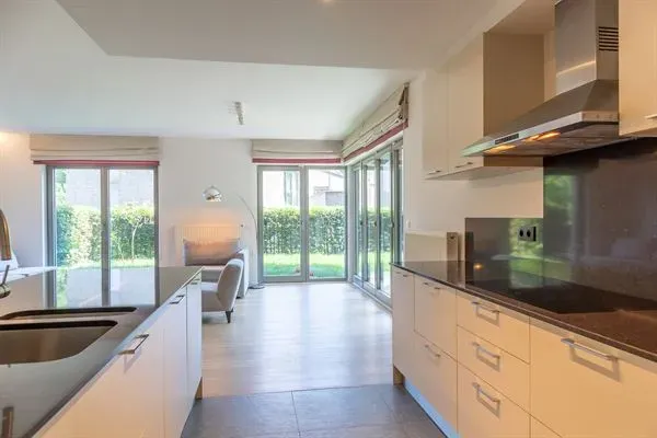 Uccle Apartment: Garden &amp; Modern Living - Image 5