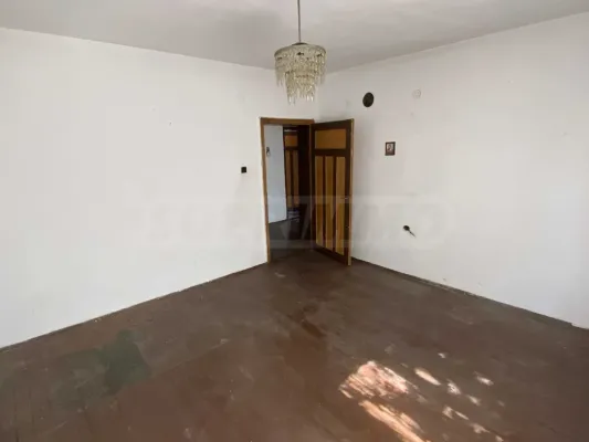 Spacious Apartment with Garage Near Clinic in Vidin, Bulgaria - Image 4
